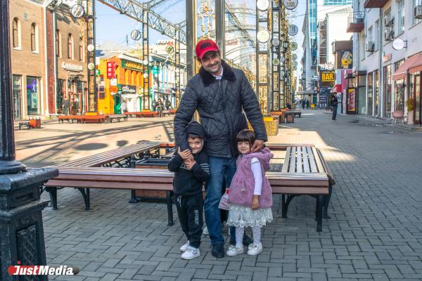 Парвиз Сафахотджаев, глава семьи: «Гуляем в теплую осеннюю погоду все вместе». В Екатеринбурге +6 градусов - Фото 1